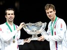 Radek tpánek (vlevo) a Tomá Berdych s trofejí pro vítze Davis Cupu. Strjci...