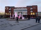 Univerzita Hradec Kr�lov� p�ejmenovala prostor v kampusu s font�nou a lavi�kami...