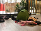 Spící aktivisté ve vestibulu Karolina  rektorátu UK. (15.11. 2019)