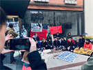 Stávkující studenti se fotí ped vestibulem Karolina  rektorátu UK. (15.11....