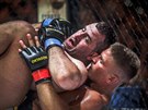 MMA zápasník Milo Petráek krtí dánského soupee Joachima Christensena na...