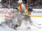 Jakub Voráek (uprosted) brání ped bránou Philadelphie Joakima Nordströma z...