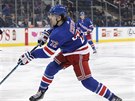 Filip Chytil z New York Rangers stílí gól v zápase s Floridou.