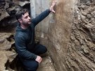 Archeolog z Muzea Komenského Zdenk Schenk ukazuje ást gotického portálu ze...