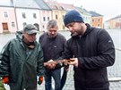 Archeolog z Muzea Komenskho v Perov Zdenk Schenk s jednm z prvnch nlez...