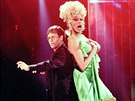 Elton John a RuPaul vystoupili spolen na BRIT Awards (14. února 1994)
