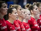 České basketbalistky poslouchají hymnu.