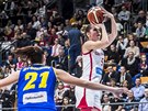 eská basketbalistka Romana Hejdová stílí na rumunský ko.