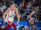 eská basketbalistka Romana Hejdová útoí proti Rumunsku.