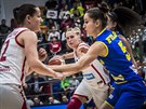 Česká basketbalistka Kamila Štěpánová útočí proti Rumunsku.