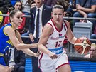 Česká basketbalistka Tereza Vyoralová (vpravo) útočí proti Rumunsku.