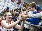 eská basketbalistka Julia Reisingerová slaví výhru s fanouky.