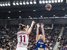 eská basketbalistka Kateina Elhotová stílí na rumunský ko.