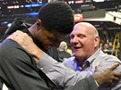 Steve Ballmer (vpravo), majitel LA Clippers, se raduje se svou novou hvzdou...