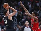 Brook Lopez (11) z Milwaukee stílí na ko Chicaga pes Wendella Cartera Jr....