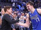 Mark Cuban, majitel Dallasu, gratuluje k ivotnímu výkonu Lukovi Doniovi.