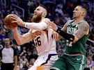 Aron Baynes (46) z Phoenixu se tlaí kolem Daniela Theise z Bostonu.