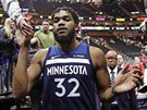 Karl-Anthony Towns (32) z Minnesoty se zdraví s fanouky.