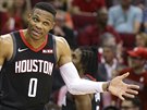 Russell Westbrook z Houstonu debatuje v zápase s Portlandem.