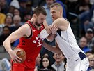 Marc Gasol (33) z Toronta se petlauje s Kristapsem Porzingisem z Dallasu.