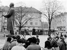 Odstraování Gottwaldovy sochy v Hradci Králové pitáhlo davy (14. 1. 1990).