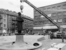 Odstraovn Gottwaldovy sochy v Hradci Krlov pithlo davy (14. 1. 1990).