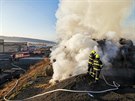 Hasiče zaměstnal požár slámy v Tymákově na Plzeňsku. S plameny budou bojovat...