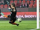 Teplický gólman Tomá Grigar v zápase na Slavii inkasuje gól z penalty.
