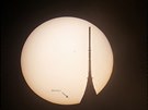 Merkur ped Sluncem proti jetdskému vysílai pi úkazu 9. kvtna 2016.