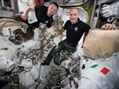 Astronauté Luca Parmitano z Evropské kosmické agentury a Andrew Morgan z NASA...