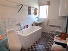 Koupelna z 60. let v dom po babice Kamile nevyhovovala. 