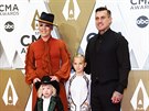 Carey Hart, Pink a jejich děti Jameson a Willow na CMA Awards (Nashville, 13....