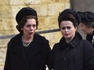 Olivia Colmanová a Helena Bonham Carterová pi natáení seriálu Koruna (2018)