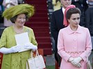 Marion Bailey a Helena Bonham Carterová v seriálu Koruna (2019)
