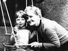 Naa Válová s babikou na archivním snímku