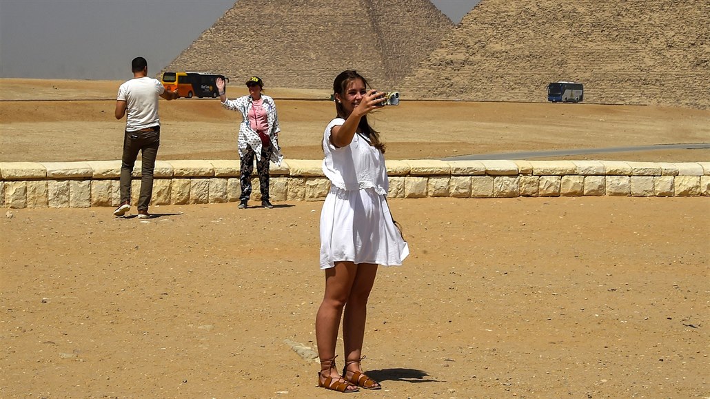 Turistka se fotí ped nejslavnjí egyptskou památkou - pyramidami.