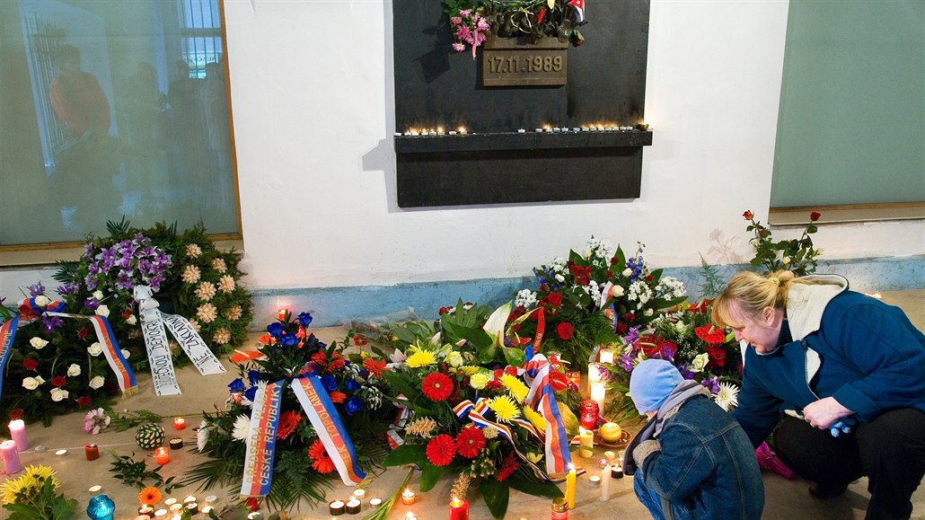 Památník 17. listopadu 1989 na praské Národní tíd.