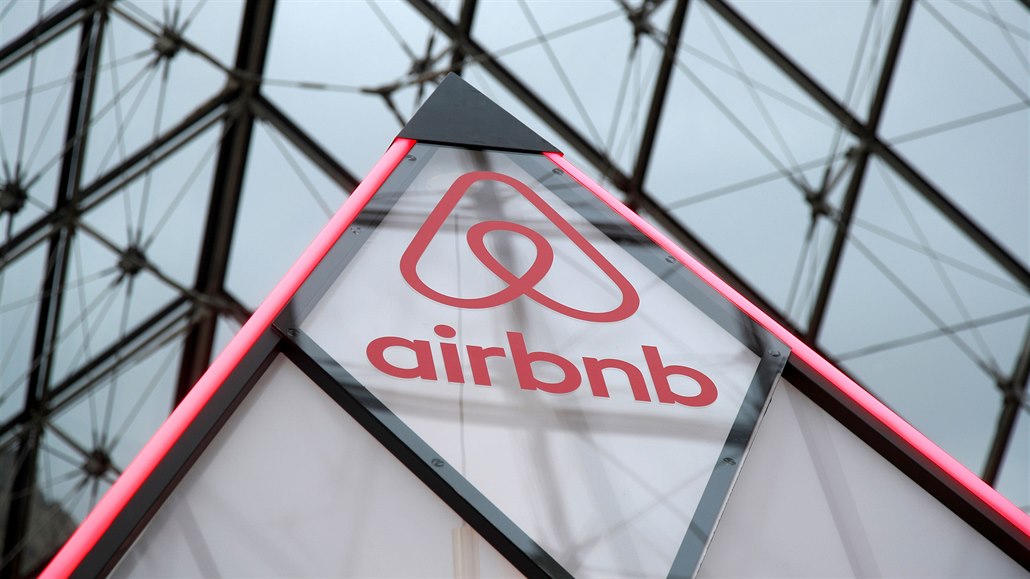 Logo spolenosti Airbnb ve sklenné pyramid v Louvru