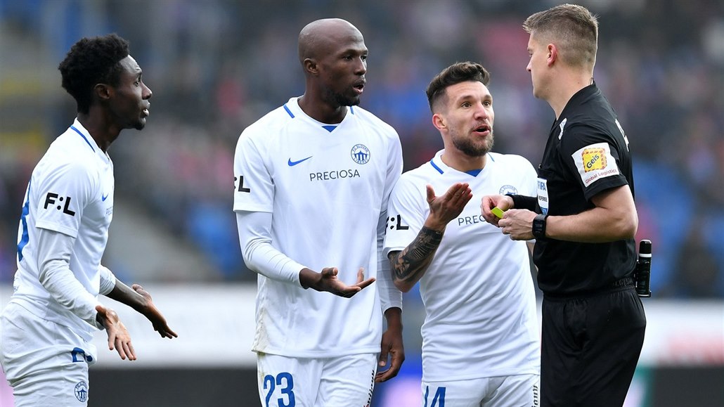 KOMENTÁŘ: Skandální víkend sudích. Proč jsou tak trapní a dělají kiksy?