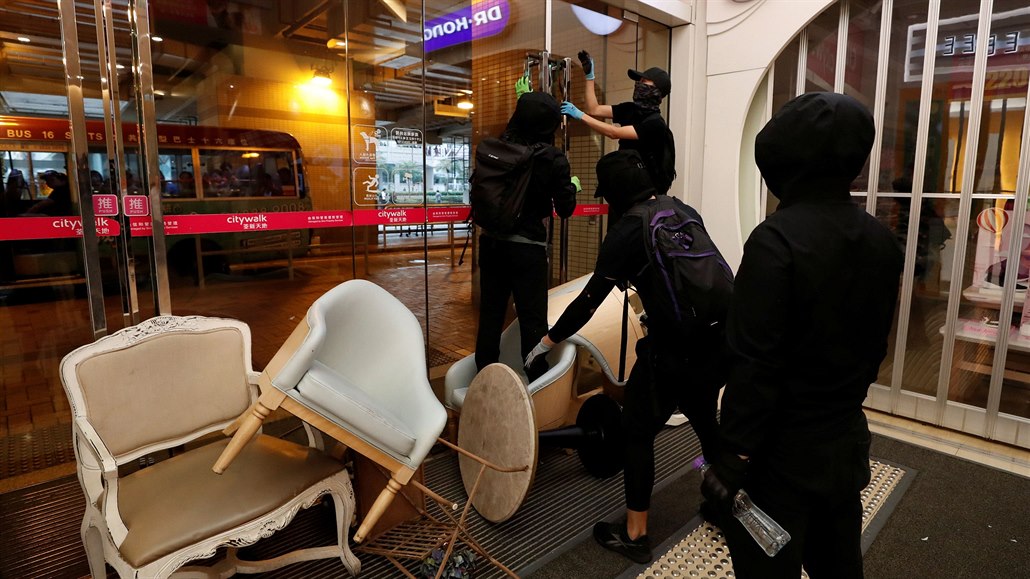 V Hongkongu pokraují ji 24. týden protivládní protesty. Nkteí demonstranti...