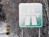 Zasn�ená dopravní zna�ka u nájezdu na dálnici D1 poblí� V�trného Jeníkova na...
