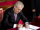 Milo Zeman si na slavnostn prezidentskou inauguraci vzal kravatu v barvch...