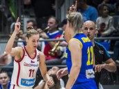 Česká basketbalistka Kateřina Elhotová se raduje z trefy proti Rumunsku.