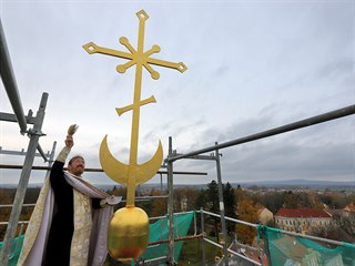 Otec Vít Metoděj Kout světí nově zrekonstruovanou věž chrámu sv. Olgy. Liturgie...