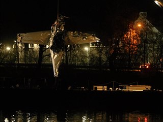 Hasiči vytahují z Labe u Křešic na Litoměřicku malé letadlo, které tu spadlo....