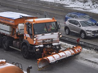 Osobní automobily projíždějí 13. listopadu 2019 po dálnici D1 poblíž Větrného...