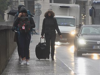 Teprve po čtyřiceti letech se chodci dočkali nového chodníku