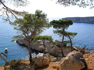 Vápencové útesy parku Calanques vybíhají hluboko do moře.