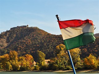 Pohled z přívozu z Nagymarose na hrad Visegrád