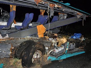 Autobus se u slovenské Nitry střetl s nákladním autem převážejícím kamení,...